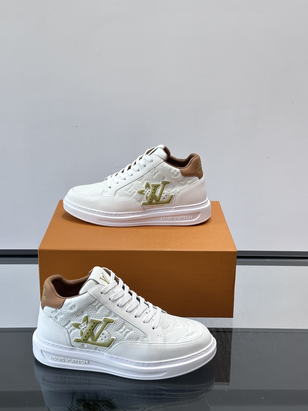 LV Beverly Hill中帮男士运动鞋，粒面牛皮革低调又有辨识度。橡胶鞋底厚实轻盈，加衬鞋垫+科技