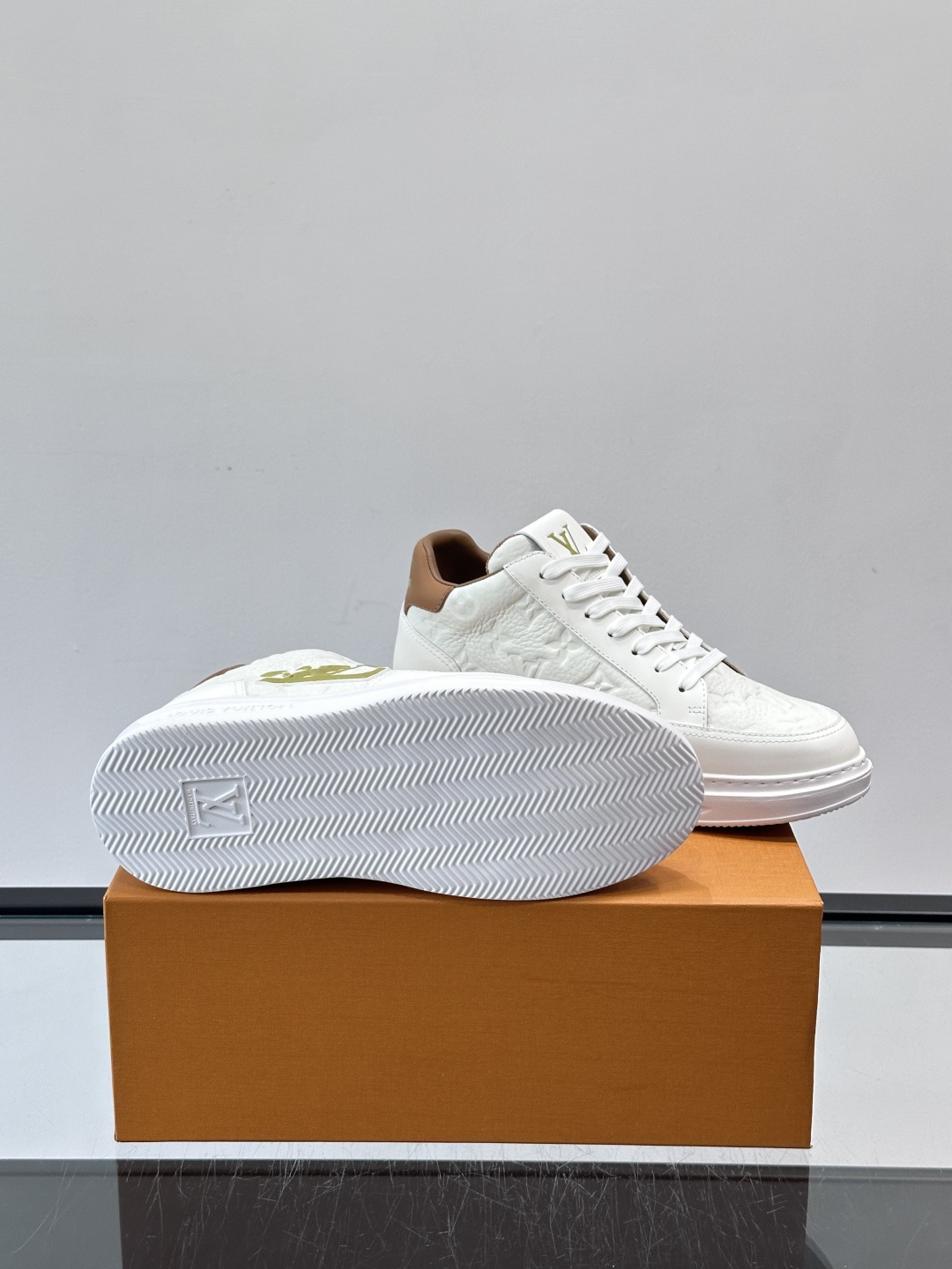 LV Beverly Hill中帮男士运动鞋，粒面牛皮革低调又有辨识度。橡胶鞋底厚实轻盈，加衬鞋垫+科技