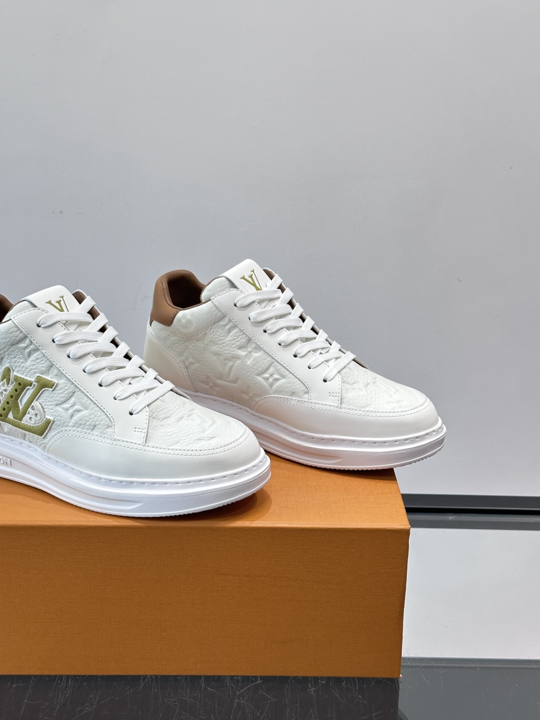 LV Beverly Hill中帮男士运动鞋，粒面牛皮革低调又有辨识度。橡胶鞋底厚实轻盈，加衬鞋垫+科技