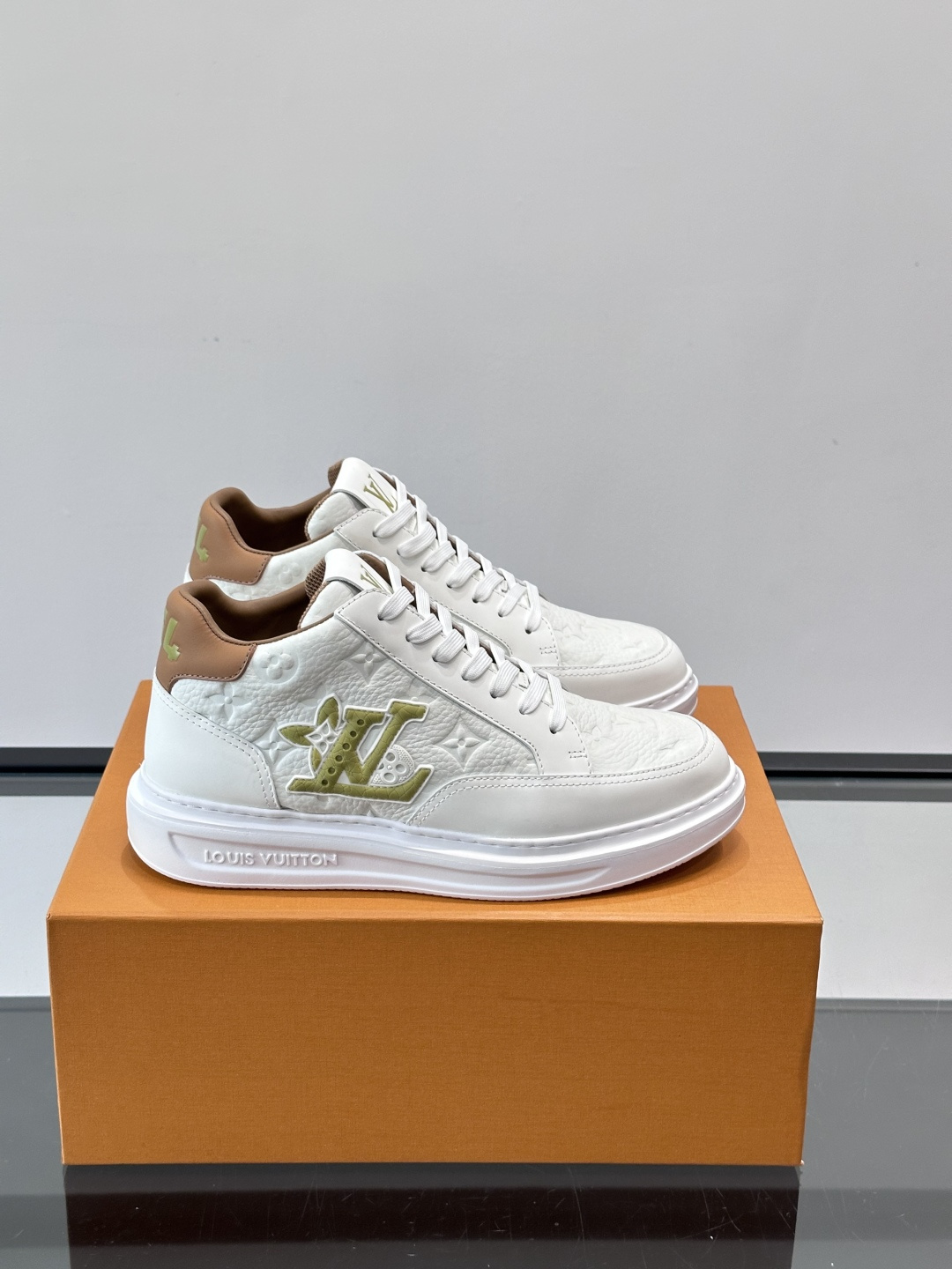 LV Beverly Hill中帮男士运动鞋，粒面牛皮革低调又有辨识度。橡胶鞋底厚实轻盈，加衬鞋垫+科技