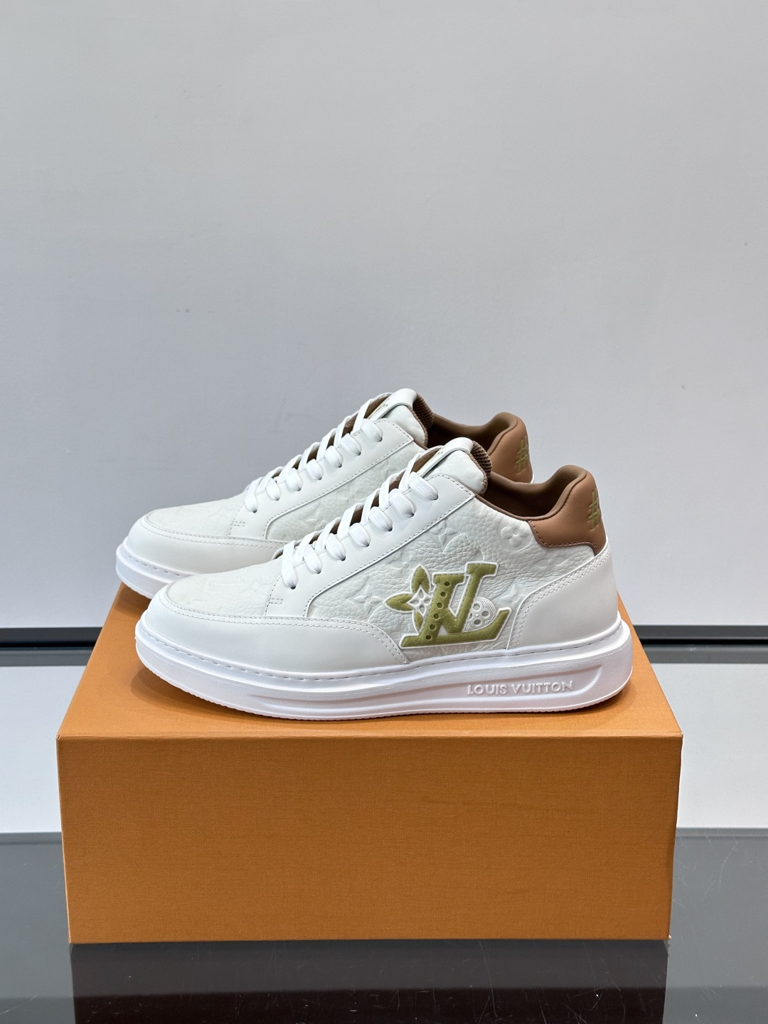 LV Beverly Hill中帮男士运动鞋，粒面牛皮革低调又有辨识度。橡胶鞋底厚实轻盈，加衬鞋垫+科技