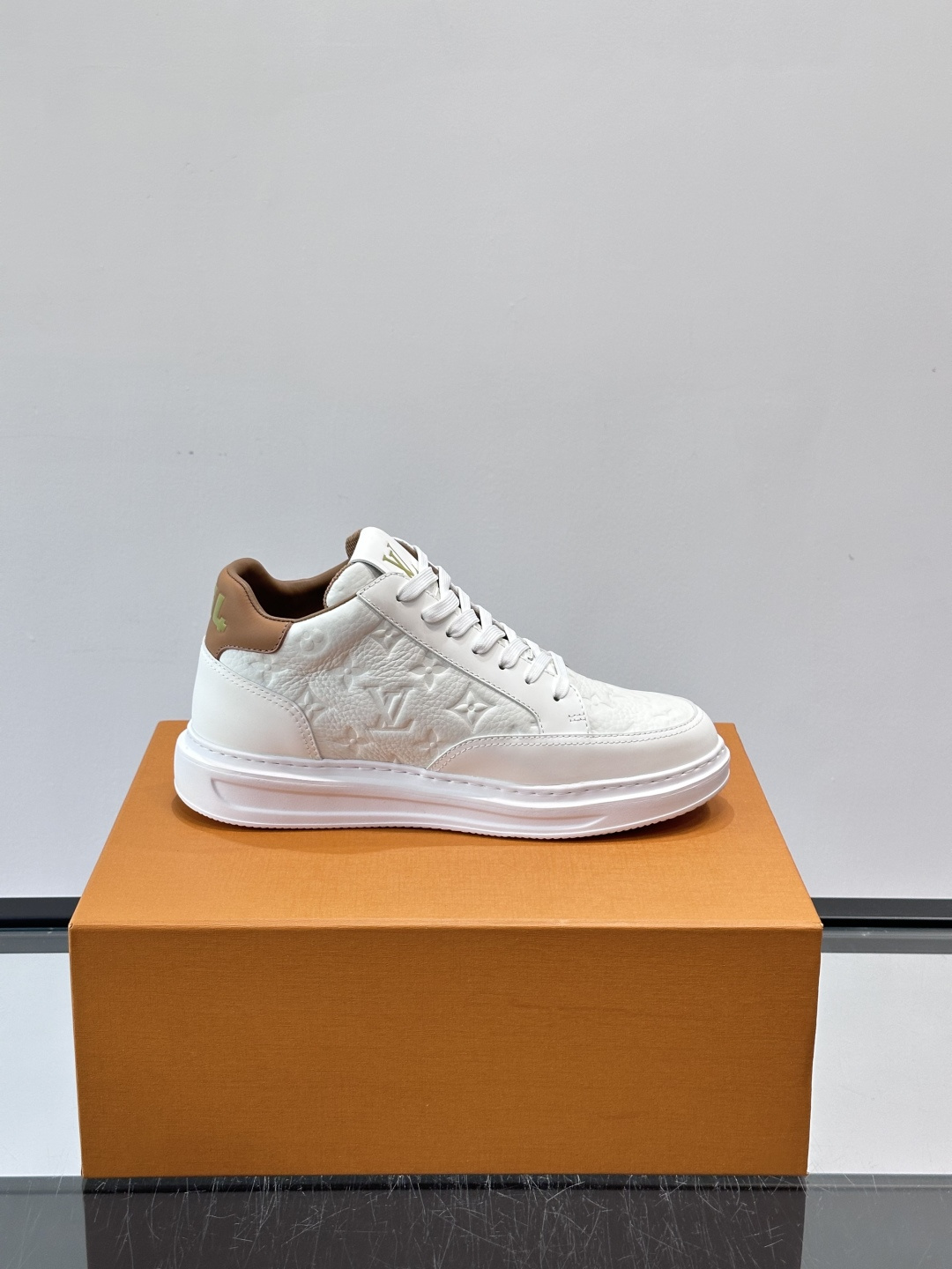 LV Beverly Hill中帮男士运动鞋，粒面牛皮革低调又有辨识度。橡胶鞋底厚实轻盈，加衬鞋垫+科技
