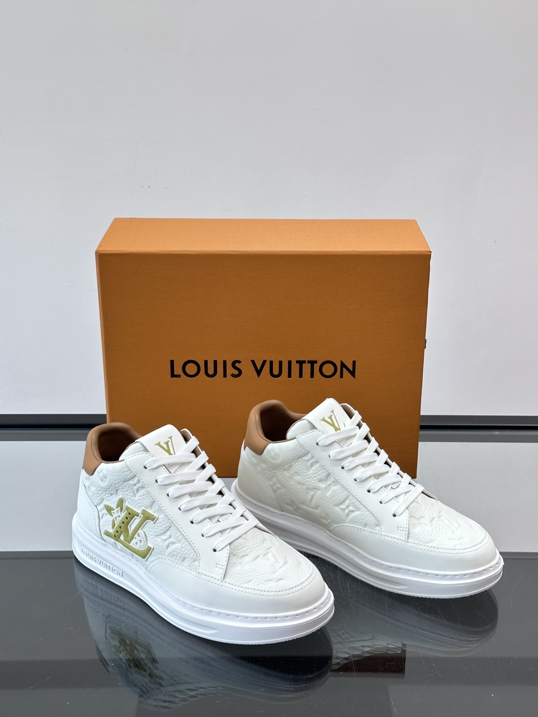 LV Beverly Hill中帮男士运动鞋，粒面牛皮革低调又有辨识度。橡胶鞋底厚实轻盈，加衬鞋垫+科技