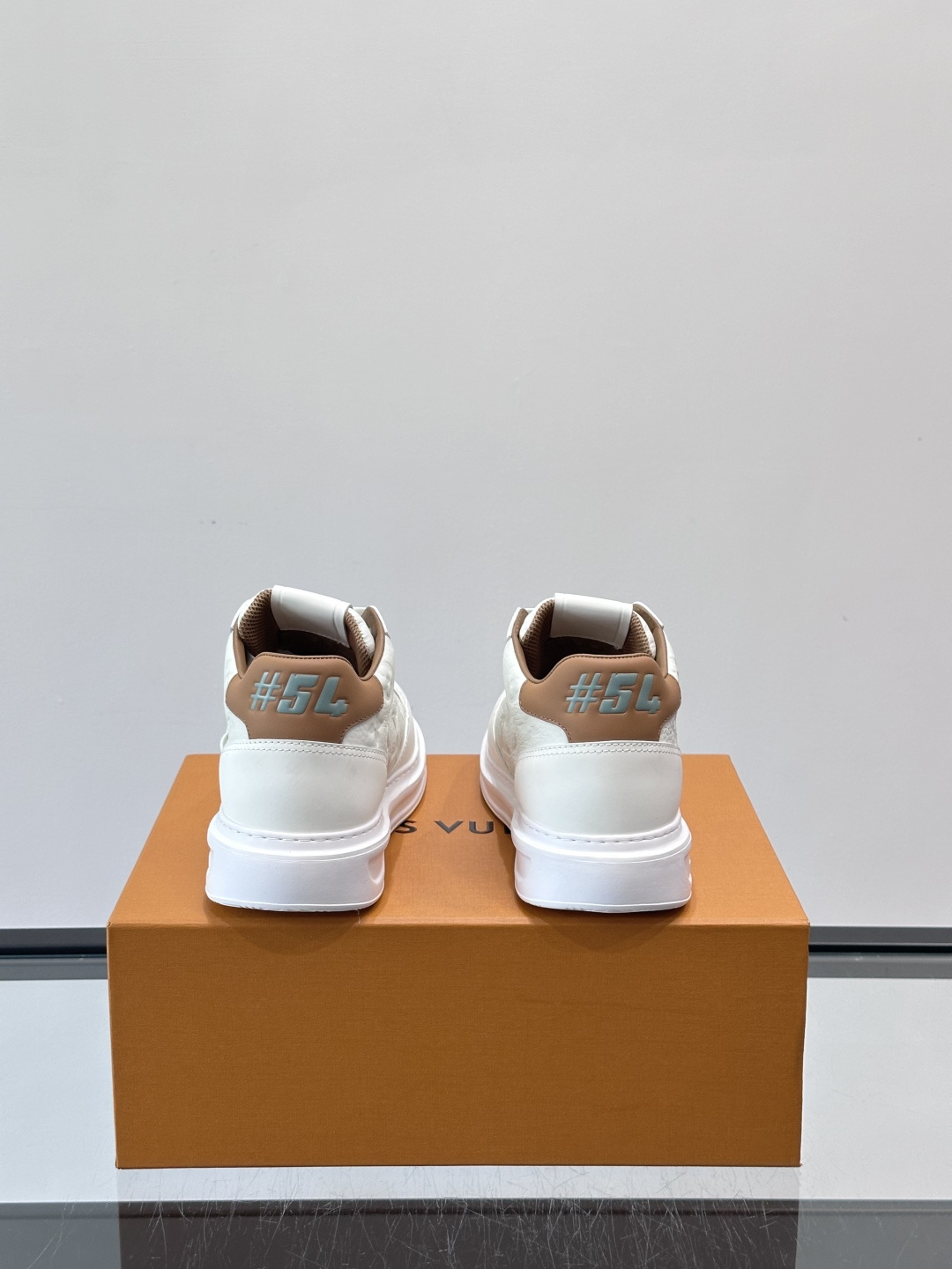 LV Beverly Hill中帮男士运动鞋，粒面牛皮革低调又有辨识度。橡胶鞋底厚实轻盈，加衬鞋垫+科技