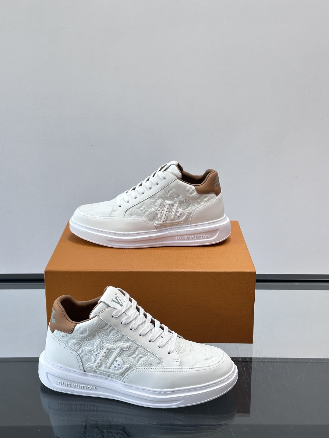 LV Beverly Hill中帮男士运动鞋，粒面牛皮革低调又有辨识度。橡胶鞋底厚实轻盈，加衬鞋垫+科技
