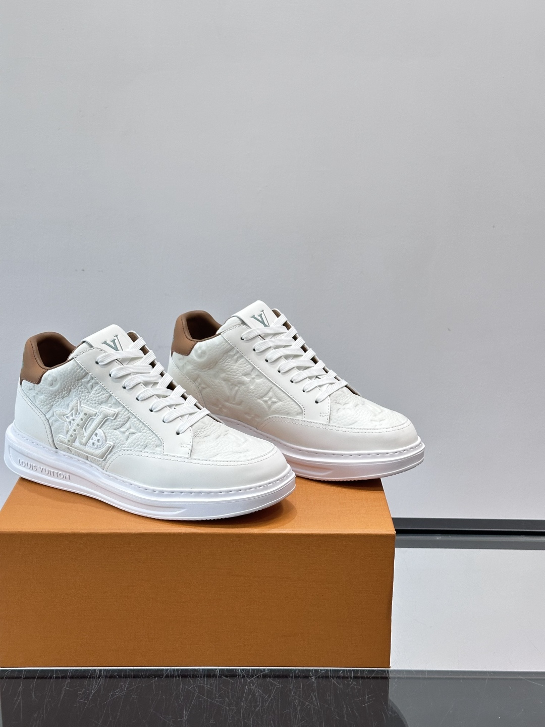 LV Beverly Hill中帮男士运动鞋，粒面牛皮革低调又有辨识度。橡胶鞋底厚实轻盈，加衬鞋垫+科技