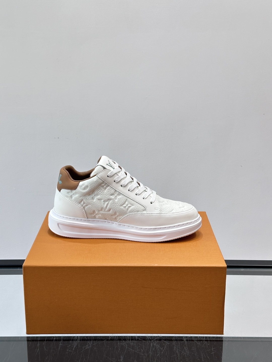 LV Beverly Hill中帮男士运动鞋，粒面牛皮革低调又有辨识度。橡胶鞋底厚实轻盈，加衬鞋垫+科技