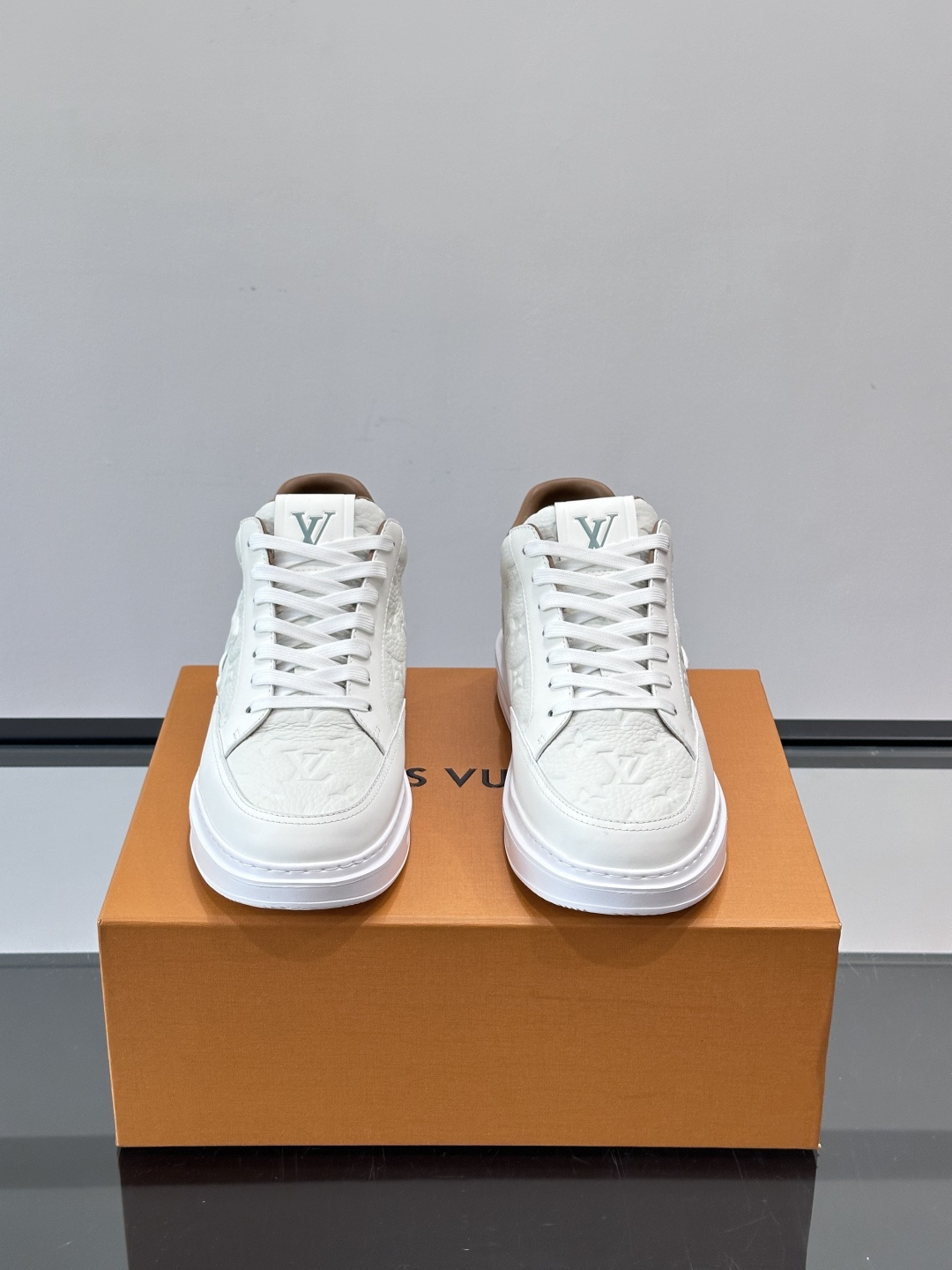 LV Beverly Hill中帮男士运动鞋，粒面牛皮革低调又有辨识度。橡胶鞋底厚实轻盈，加衬鞋垫+科技