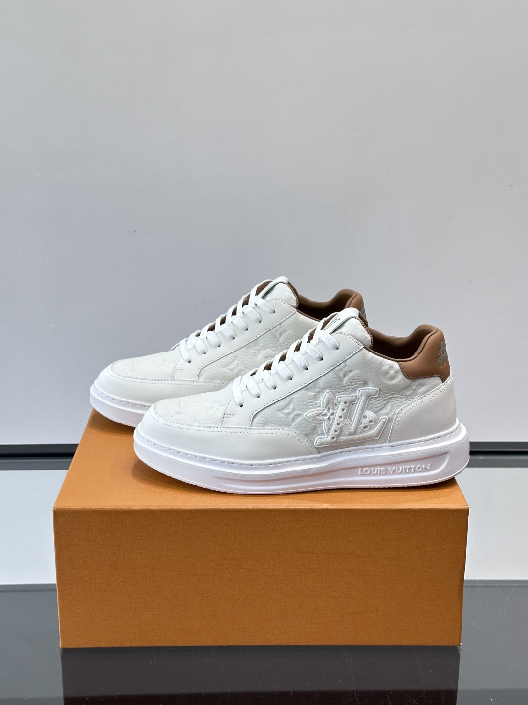 LV Beverly Hill中帮男士运动鞋，粒面牛皮革低调又有辨识度。橡胶鞋底厚实轻盈，加衬鞋垫+科技