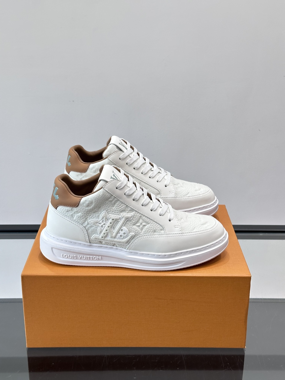 LV Beverly Hill中帮男士运动鞋，粒面牛皮革低调又有辨识度。橡胶鞋底厚实轻盈，加衬鞋垫+科技