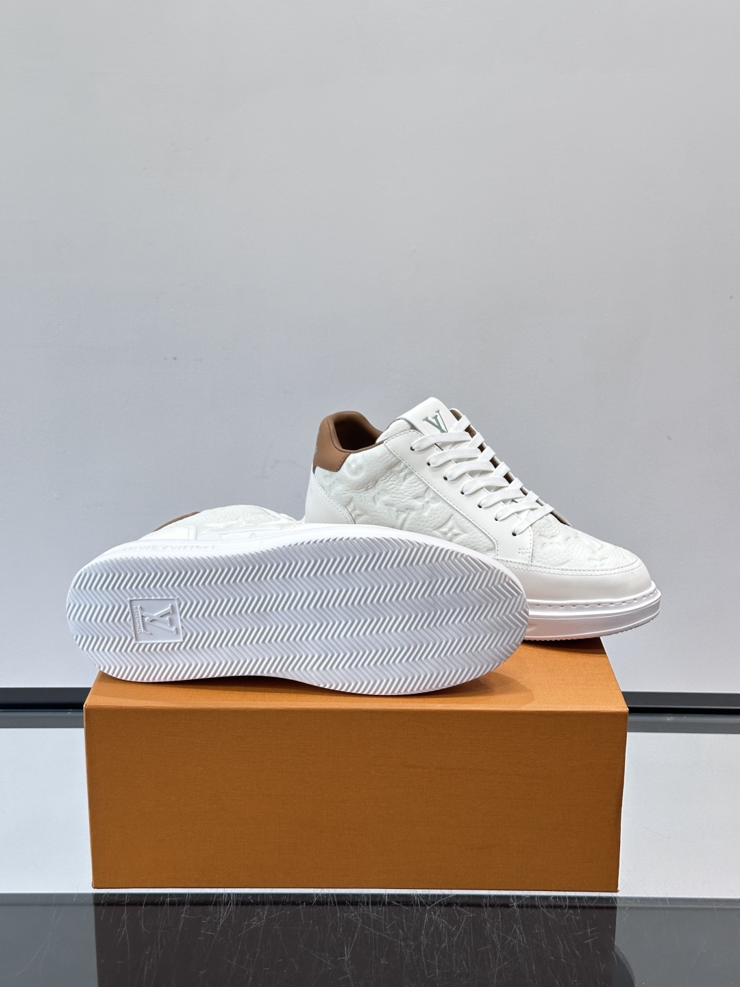 LV Beverly Hill中帮男士运动鞋，粒面牛皮革低调又有辨识度。橡胶鞋底厚实轻盈，加衬鞋垫+科技