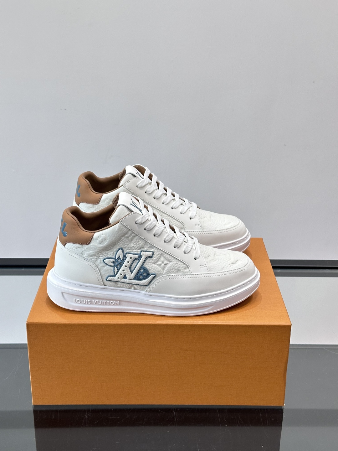 NO:588987,LV Beverly Hill mid-top men's sneakers, grained cow leather, low-key yet recognizable. The rubber soles are thick and lightweight, with padded insoles and technical lining, making them super comfortable to wear!  The main color with brown details is versatile and fashionable, and can be used for daily leisure or business ~ LV embossing on the side of the shoe + brand logo on the sole, perfect details!  ,size39-44 (customized at 38.45),,louis vuitton,sneakers,cowhide19860909LV Beverly Hill中帮男士运动鞋,粒面牛皮革低调又有辨识度.橡胶鞋底厚实轻盈,加衬鞋垫+科技内衬,穿着超舒适！主色配棕色细节,百搭又时髦,日常休闲或商务都能hold住～鞋侧LV压纹+鞋底品牌标识,细节满分！ ,size39-44（38.45定做）,,louis vuitton,sneakers,cowhide,Men's shoes