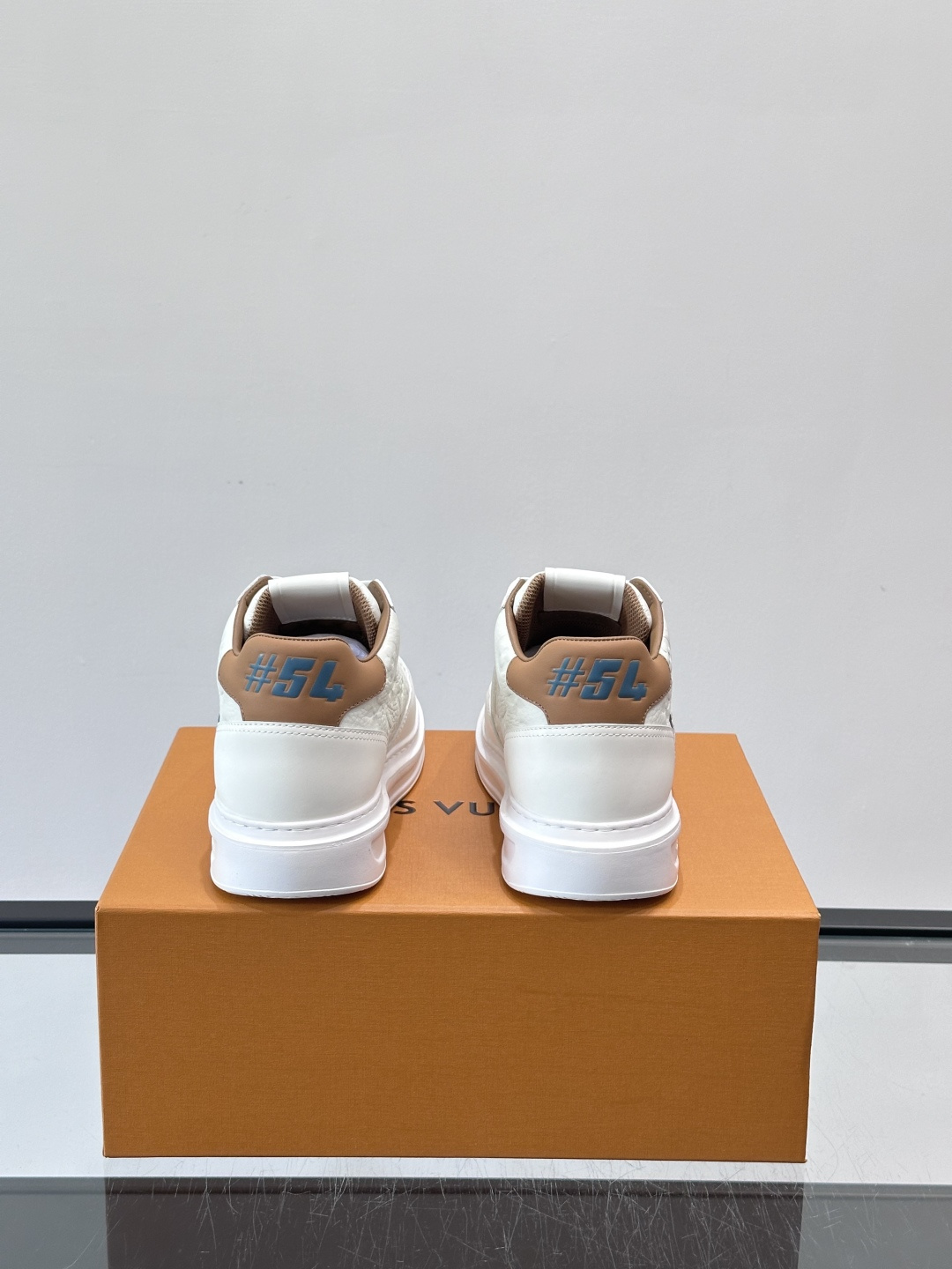 LV Beverly Hill中帮男士运动鞋，粒面牛皮革低调又有辨识度。橡胶鞋底厚实轻盈，加衬鞋垫+科技