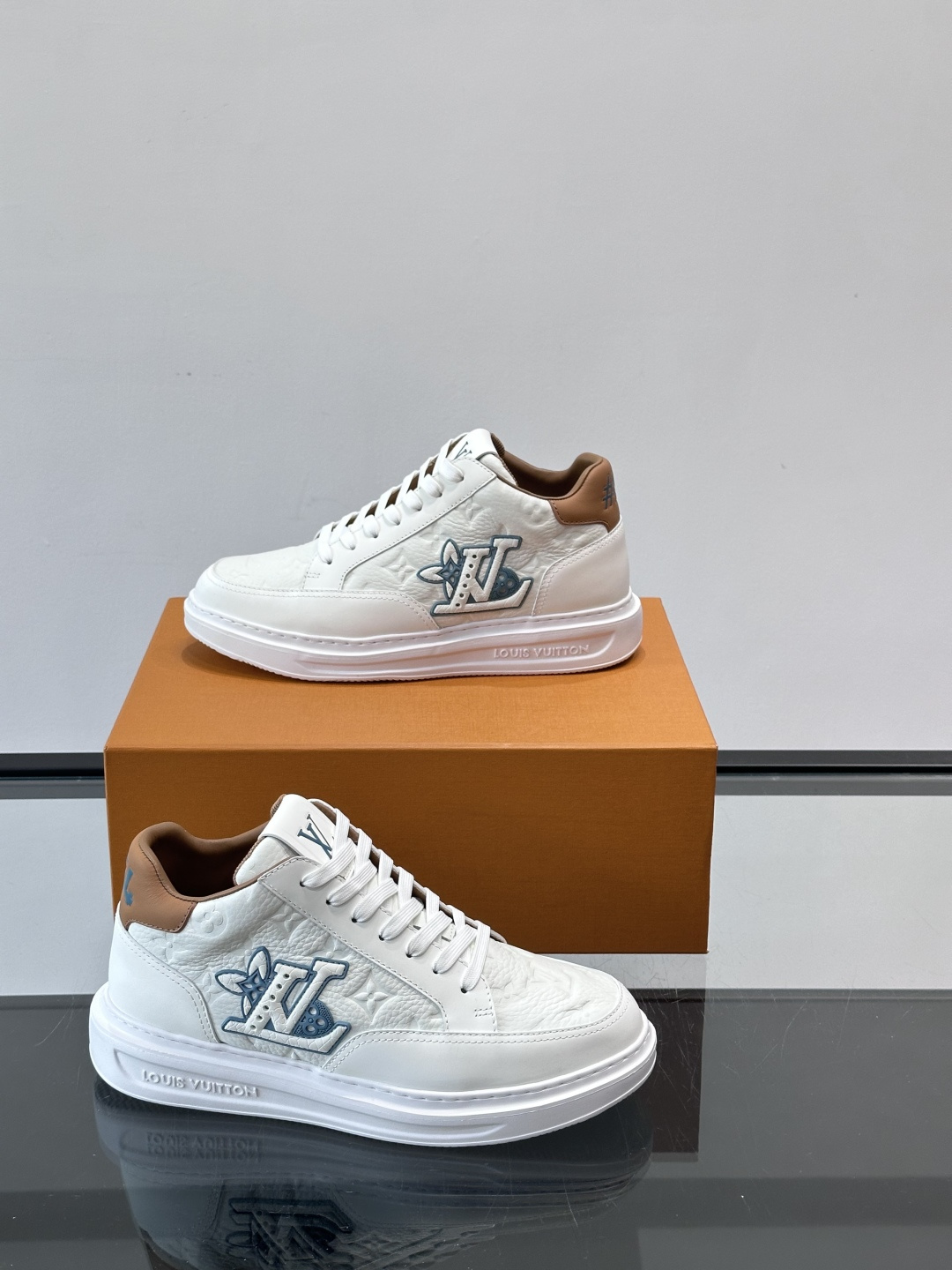 LV Beverly Hill中帮男士运动鞋，粒面牛皮革低调又有辨识度。橡胶鞋底厚实轻盈，加衬鞋垫+科技