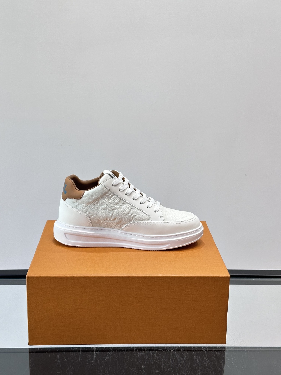 LV Beverly Hill中帮男士运动鞋，粒面牛皮革低调又有辨识度。橡胶鞋底厚实轻盈，加衬鞋垫+科技