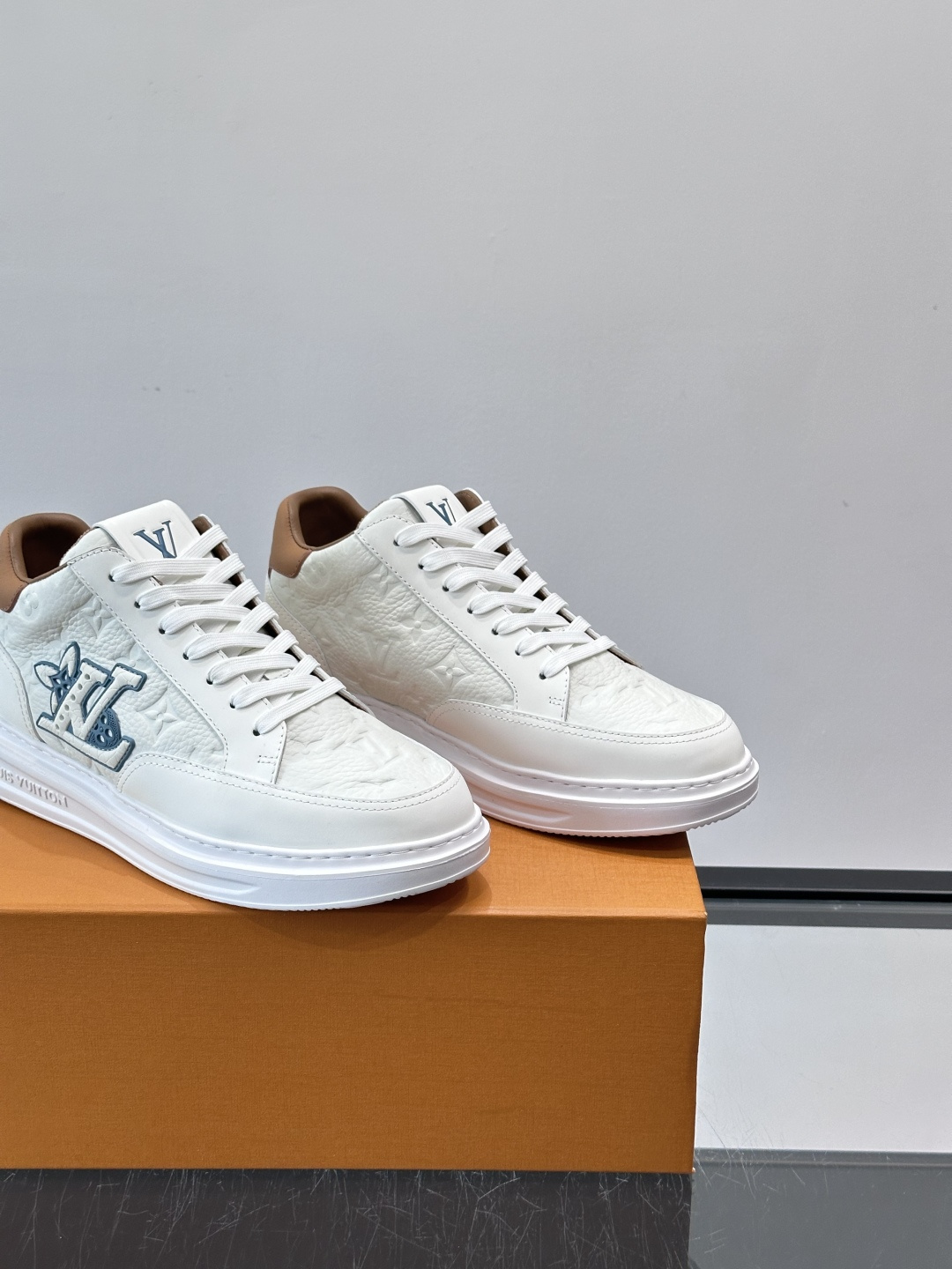 LV Beverly Hill中帮男士运动鞋，粒面牛皮革低调又有辨识度。橡胶鞋底厚实轻盈，加衬鞋垫+科技