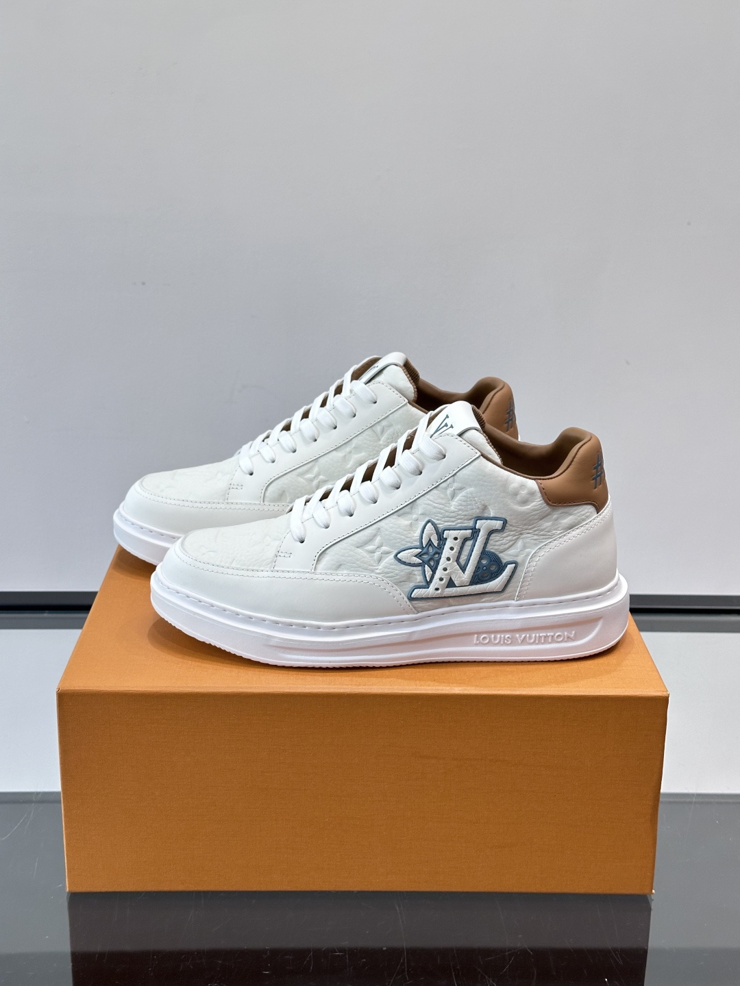 LV Beverly Hill中帮男士运动鞋，粒面牛皮革低调又有辨识度。橡胶鞋底厚实轻盈，加衬鞋垫+科技