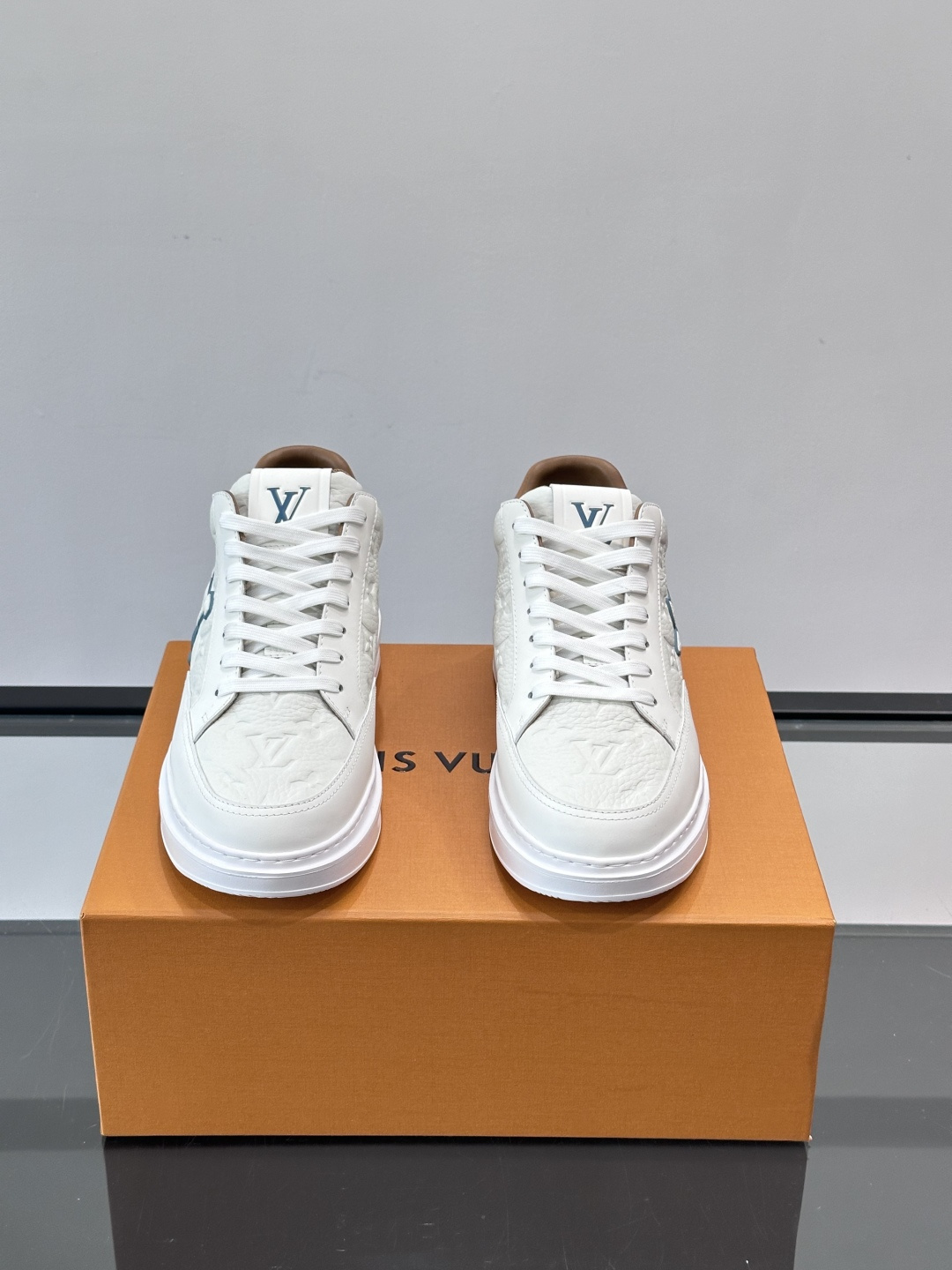 LV Beverly Hill中帮男士运动鞋，粒面牛皮革低调又有辨识度。橡胶鞋底厚实轻盈，加衬鞋垫+科技