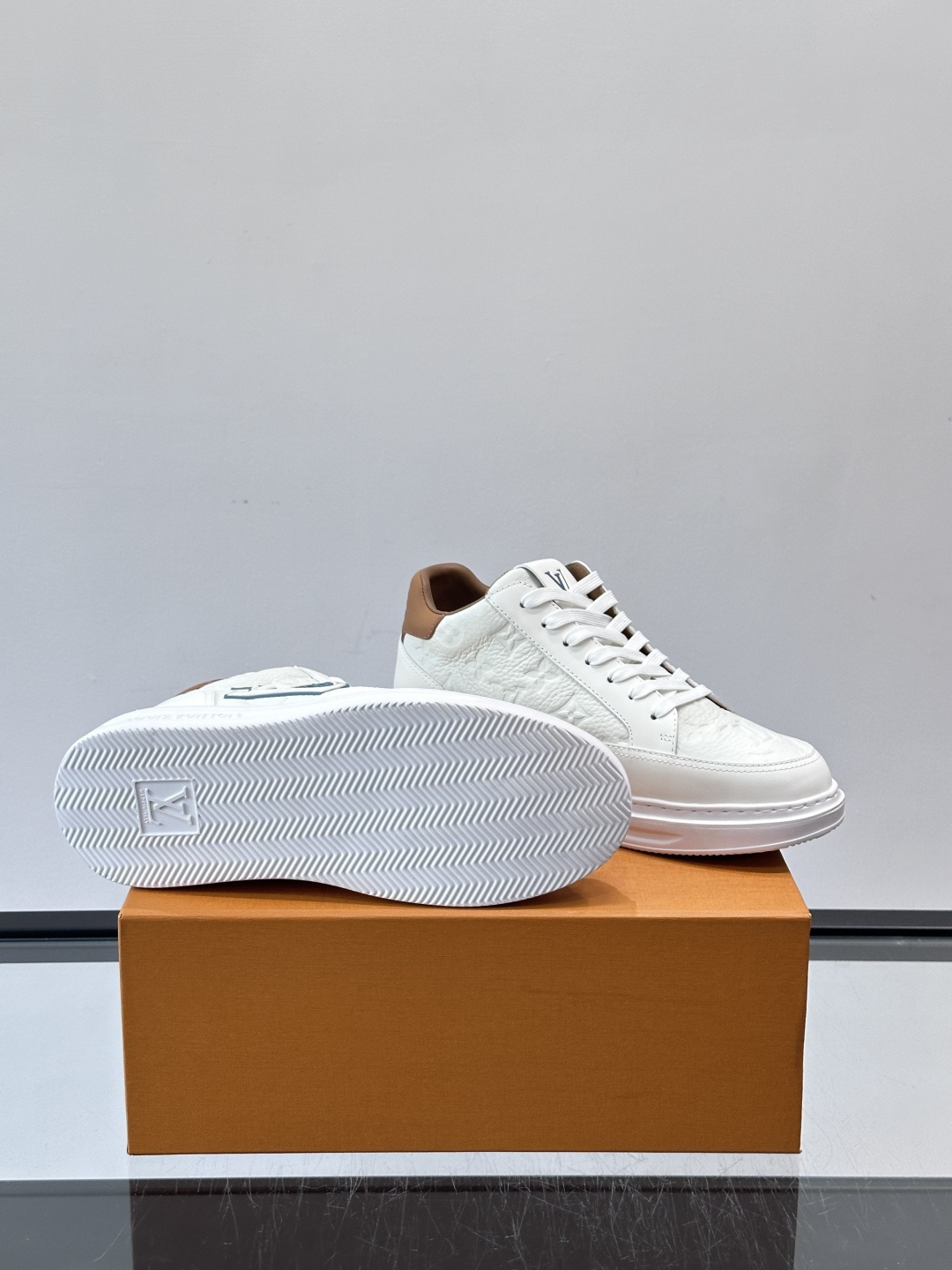 LV Beverly Hill中帮男士运动鞋，粒面牛皮革低调又有辨识度。橡胶鞋底厚实轻盈，加衬鞋垫+科技