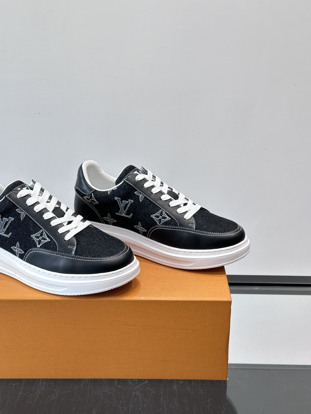 LV Monogram男士板鞋🧡LV Monogram板鞋，经典老花设计，低调奢华又百搭！鞋面黑色牛皮+