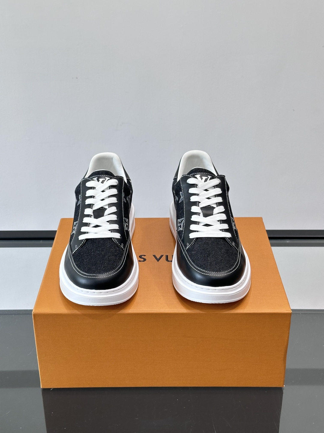 LV Monogram男士板鞋🧡LV Monogram板鞋，经典老花设计，低调奢华又百搭！鞋面黑色牛皮+