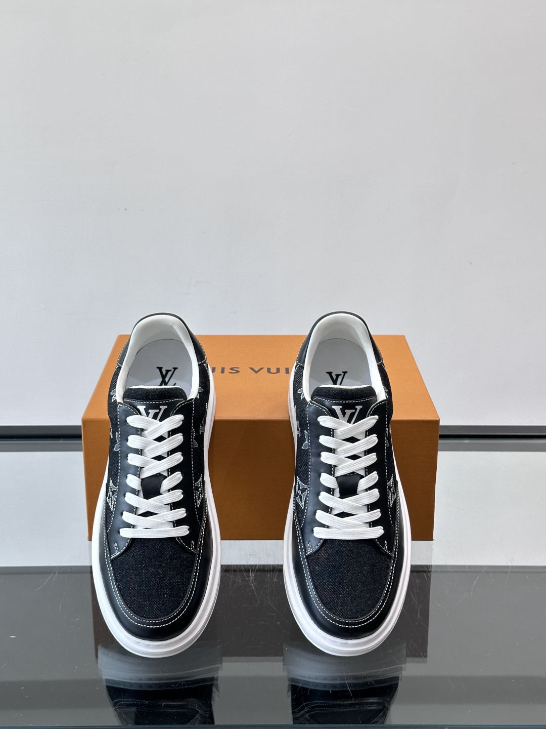 LV Monogram男士板鞋🧡LV Monogram板鞋，经典老花设计，低调奢华又百搭！鞋面黑色牛皮+