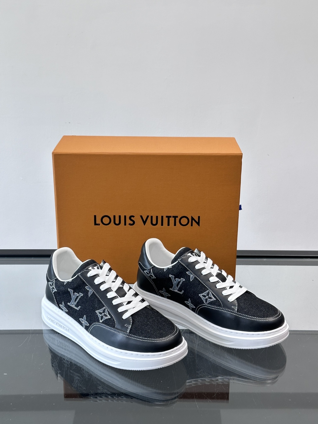 LV Monogram男士板鞋🧡LV Monogram板鞋，经典老花设计，低调奢华又百搭！鞋面黑色牛皮+