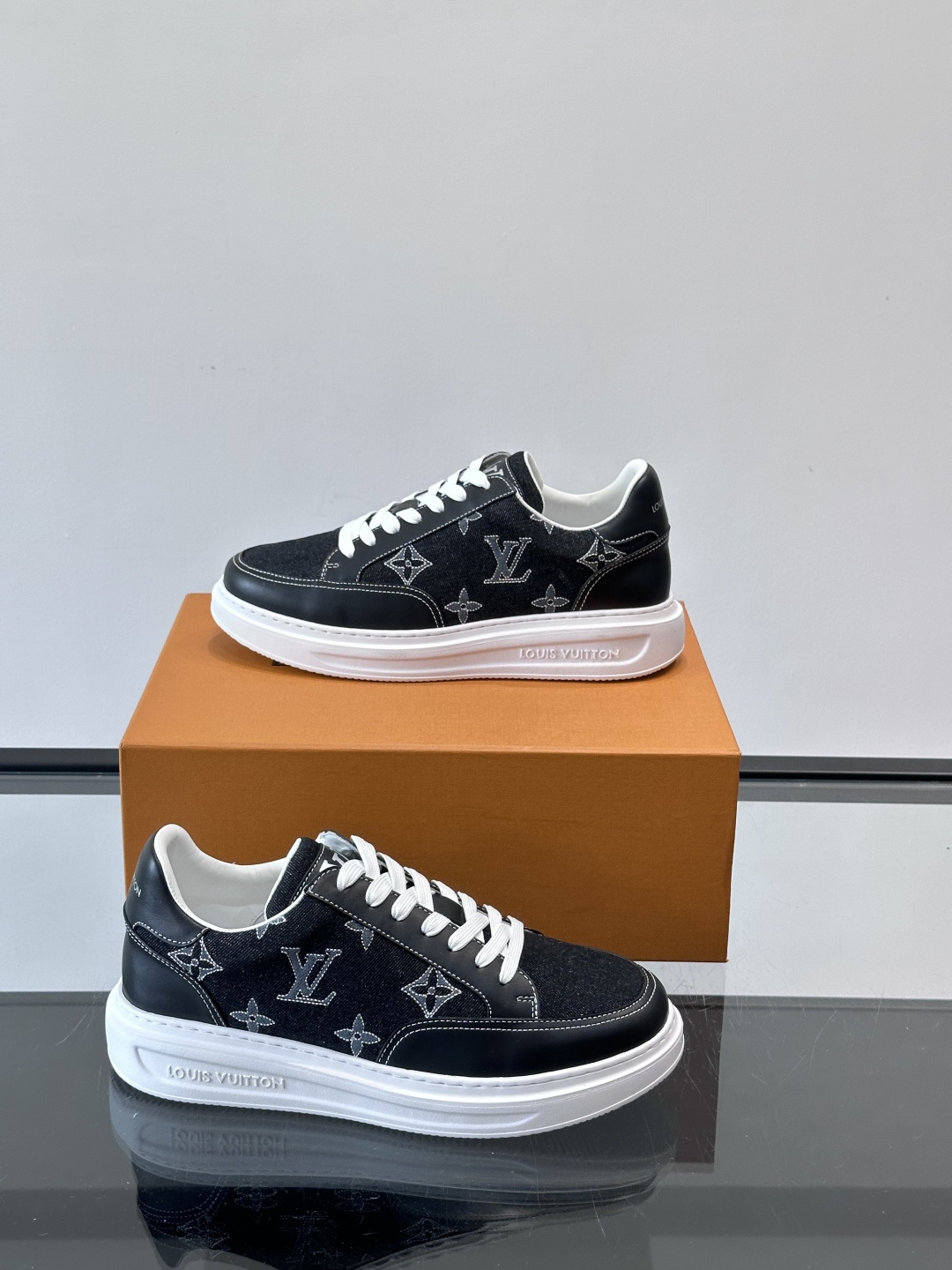 LV Monogram男士板鞋🧡LV Monogram板鞋，经典老花设计，低调奢华又百搭！鞋面黑色牛皮+