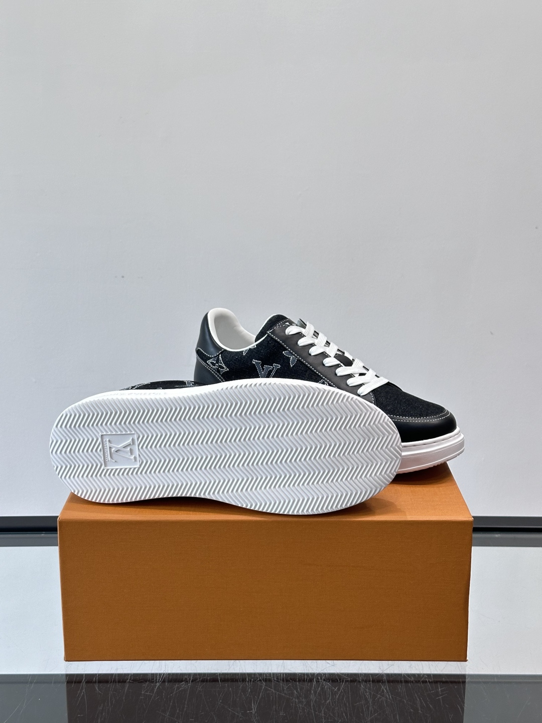 LV Monogram男士板鞋🧡LV Monogram板鞋，经典老花设计，低调奢华又百搭！鞋面黑色牛皮+