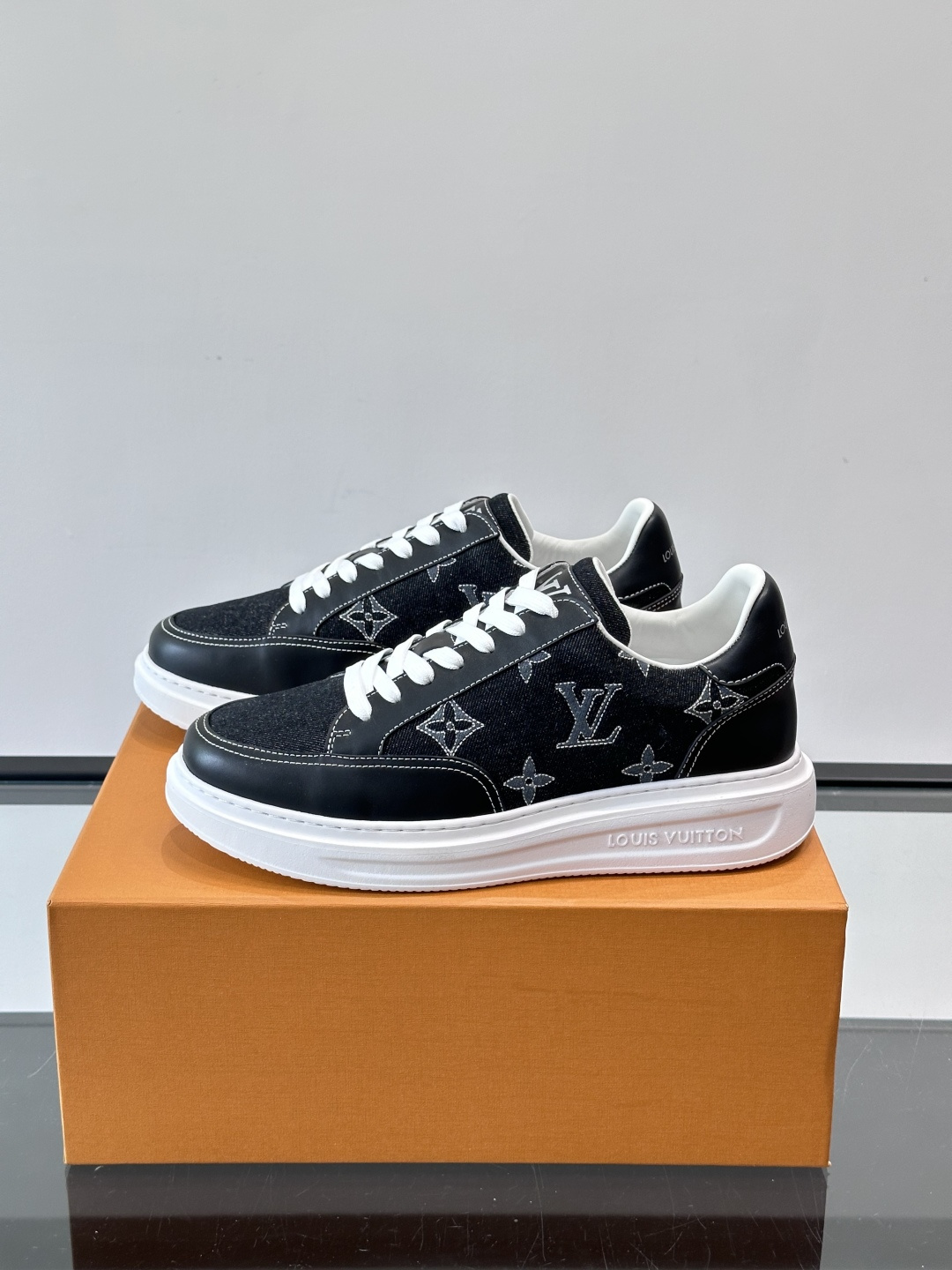 LV Monogram男士板鞋🧡LV Monogram板鞋，经典老花设计，低调奢华又百搭！鞋面黑色牛皮+