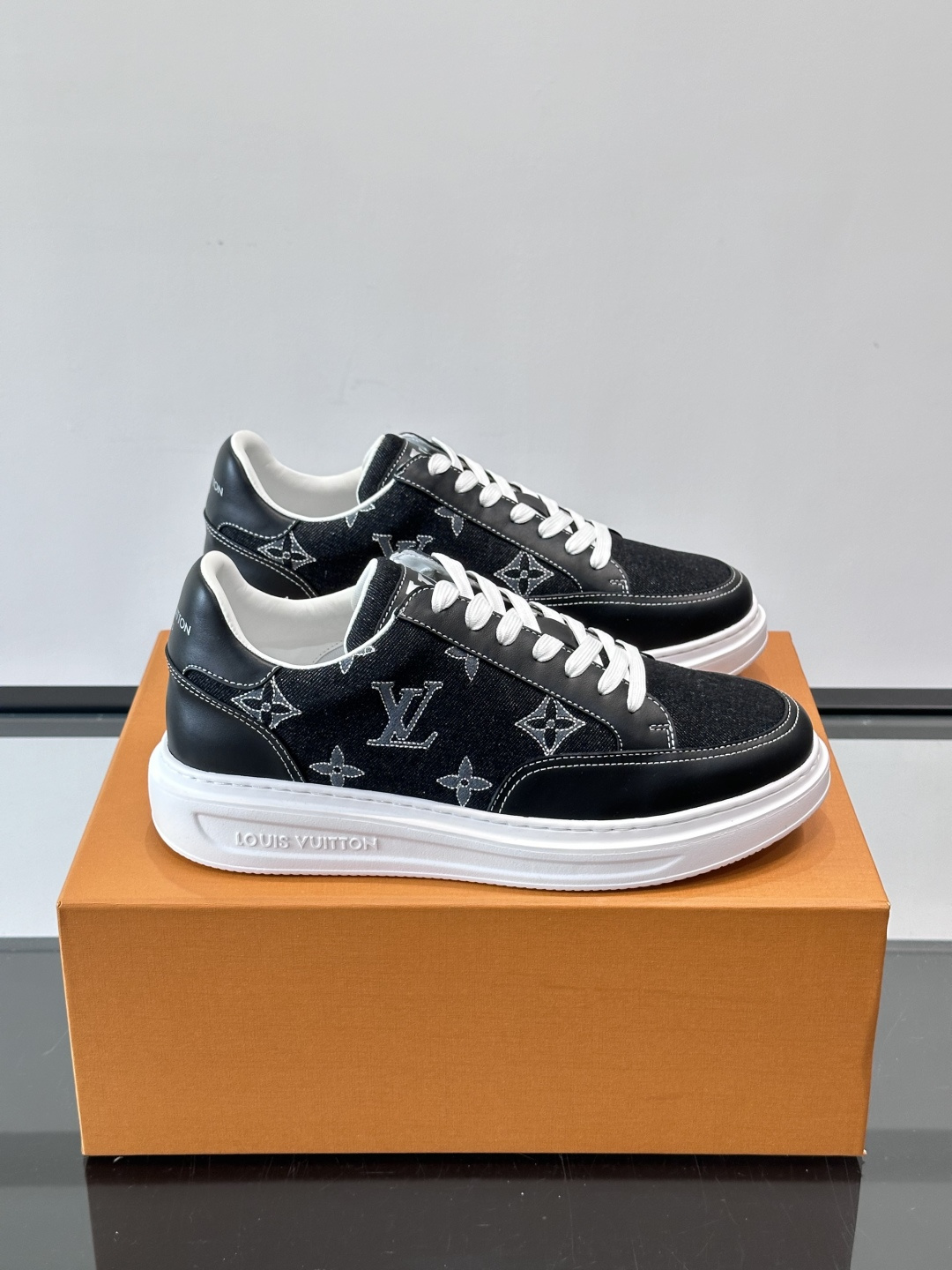 LV Monogram男士板鞋🧡LV Monogram板鞋，经典老花设计，低调奢华又百搭！鞋面黑色牛皮+