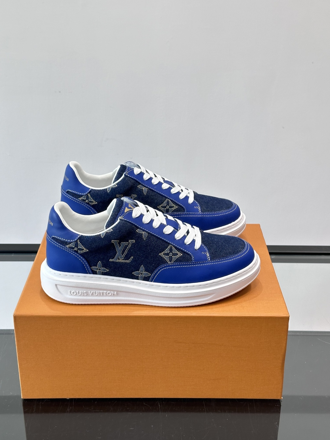 NO:589504,LV Monogram men's sneakers LV Monogram sneakers, classic presbyopic design, low-key luxury and versatile!  The upper is made of black cowhide + Monogram printing, and the texture is perfect. The rubber sole is light and wear-resistant, making daily wear stress-free. The tongue and insole have the Louis Vuitton logo, and the details are super exquisite. It can be easily worn whether it is jeans or casual pants, suitable for commuting and leisure, and is both fashionable and practical!  ,size38-44,,louis vuitton,louis vuitton,jeans,cowhide19860909LV Monogram男士板鞋 LV Monogram板鞋,经典老花设计,低调奢华又百搭！鞋面黑色牛皮+Monogram印花,质感满分. 橡胶鞋底轻盈耐磨,日常穿搭无压力.鞋舌和鞋垫有Louis Vuitton标识,细节超精致.无论牛仔裤还是休闲裤都能轻松驾驭,通勤休闲都适合,时尚实用两不误！ ,size38-44,,louis vuitton,louis vuitton,jeans,cowhide,Men's shoes