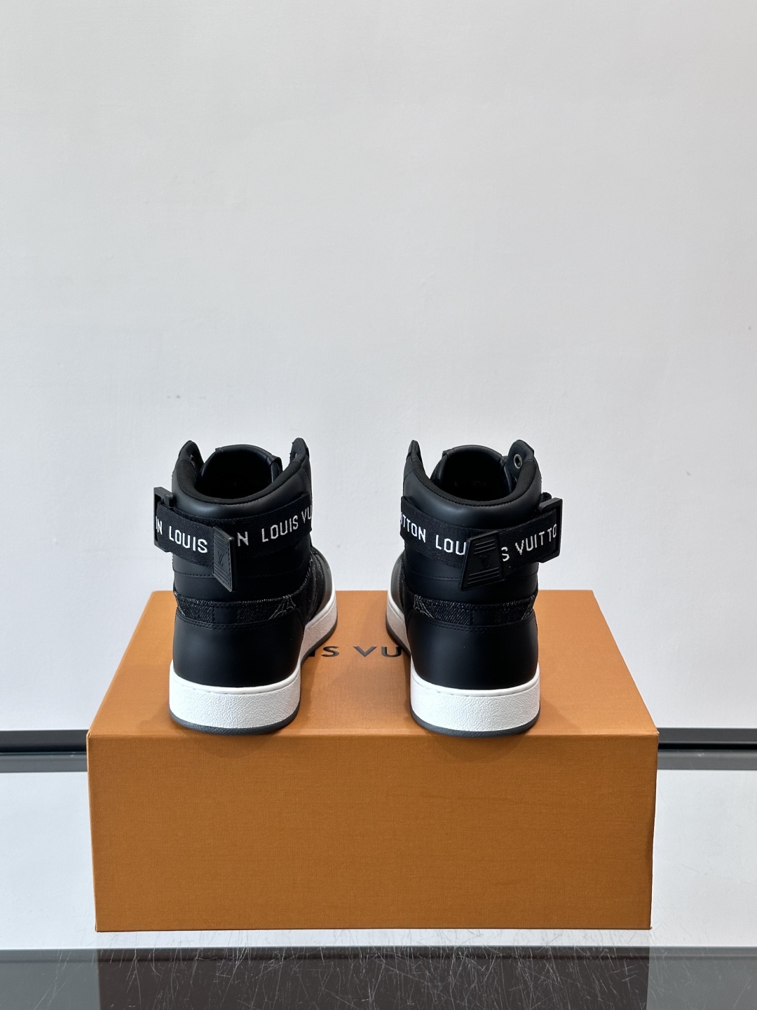 LV Rivoli高帮运动鞋，经典Monogram老花帆布+深蓝丹宁拼接，辨识度超高！鞋舌金色“Loui