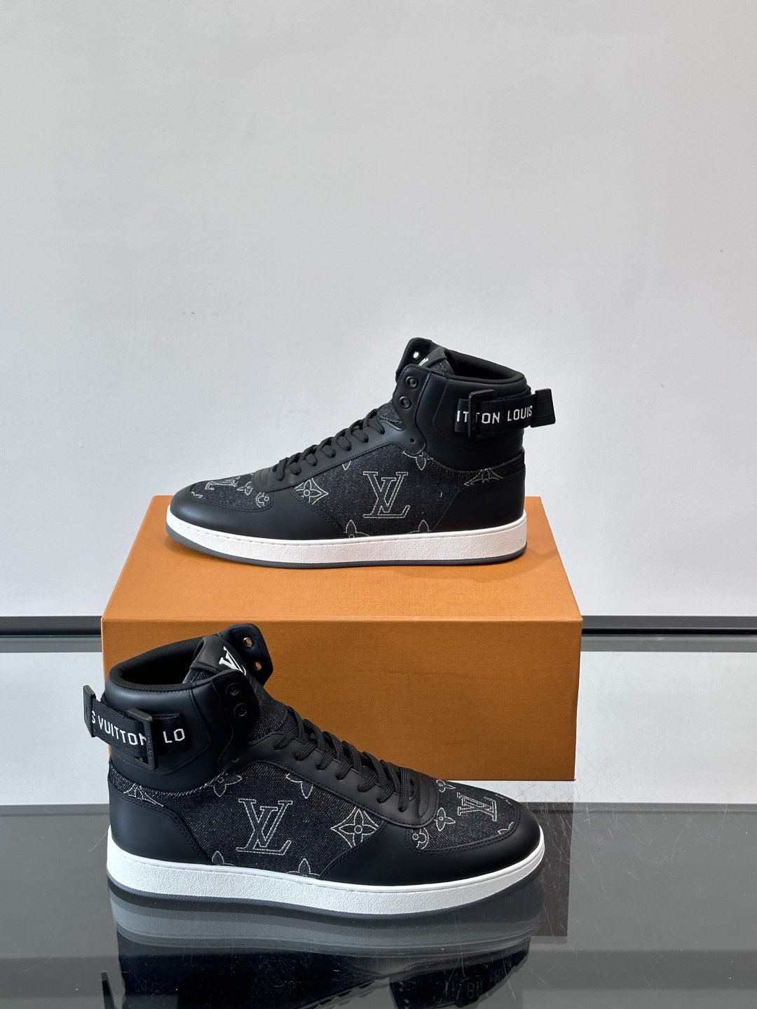 LV Rivoli高帮运动鞋，经典Monogram老花帆布+深蓝丹宁拼接，辨识度超高！鞋舌金色“Loui