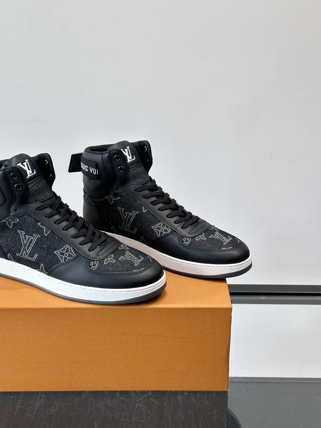 LV Rivoli高帮运动鞋，经典Monogram老花帆布+深蓝丹宁拼接，辨识度超高！鞋舌金色“Loui