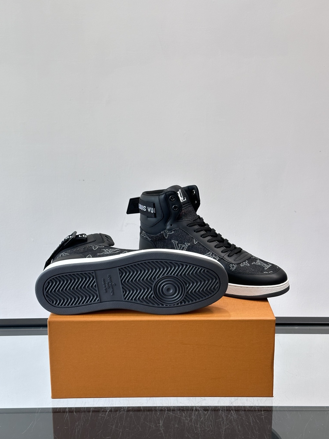 LV Rivoli高帮运动鞋，经典Monogram老花帆布+深蓝丹宁拼接，辨识度超高！鞋舌金色“Loui