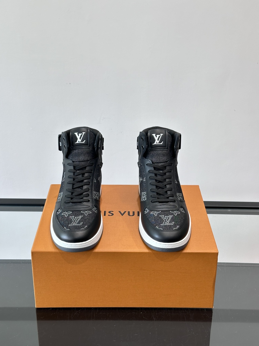 LV Rivoli高帮运动鞋，经典Monogram老花帆布+深蓝丹宁拼接，辨识度超高！鞋舌金色“Loui