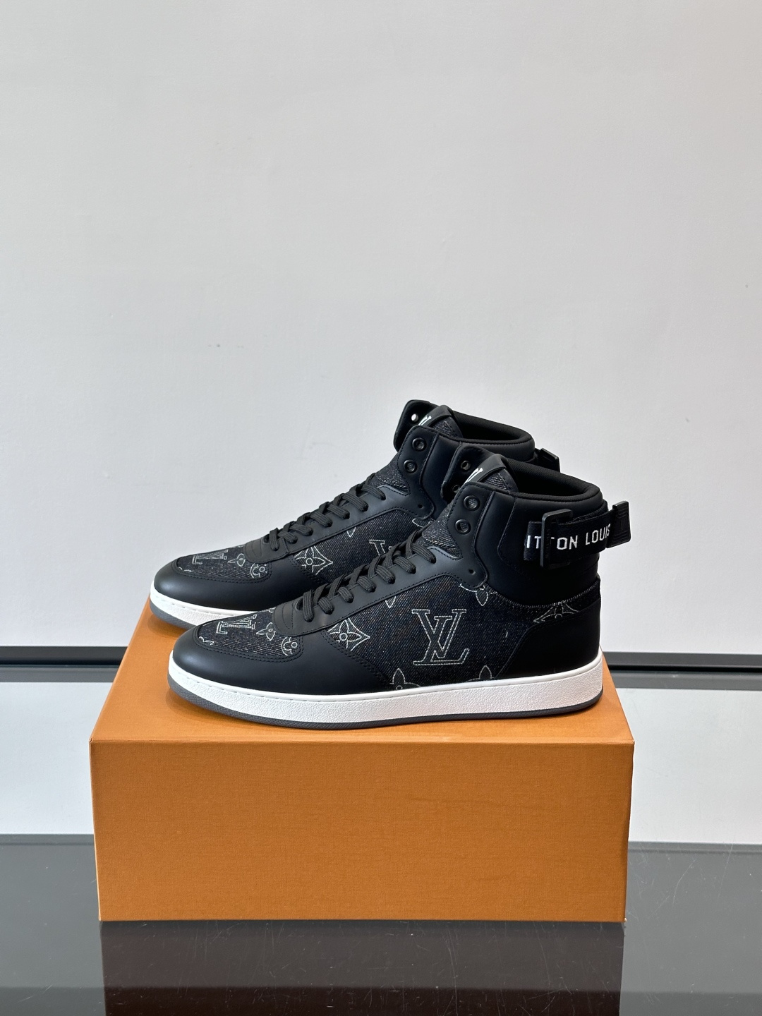LV Rivoli高帮运动鞋，经典Monogram老花帆布+深蓝丹宁拼接，辨识度超高！鞋舌金色“Loui