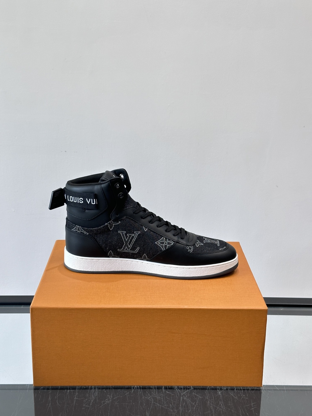 LV Rivoli高帮运动鞋，经典Monogram老花帆布+深蓝丹宁拼接，辨识度超高！鞋舌金色“Loui