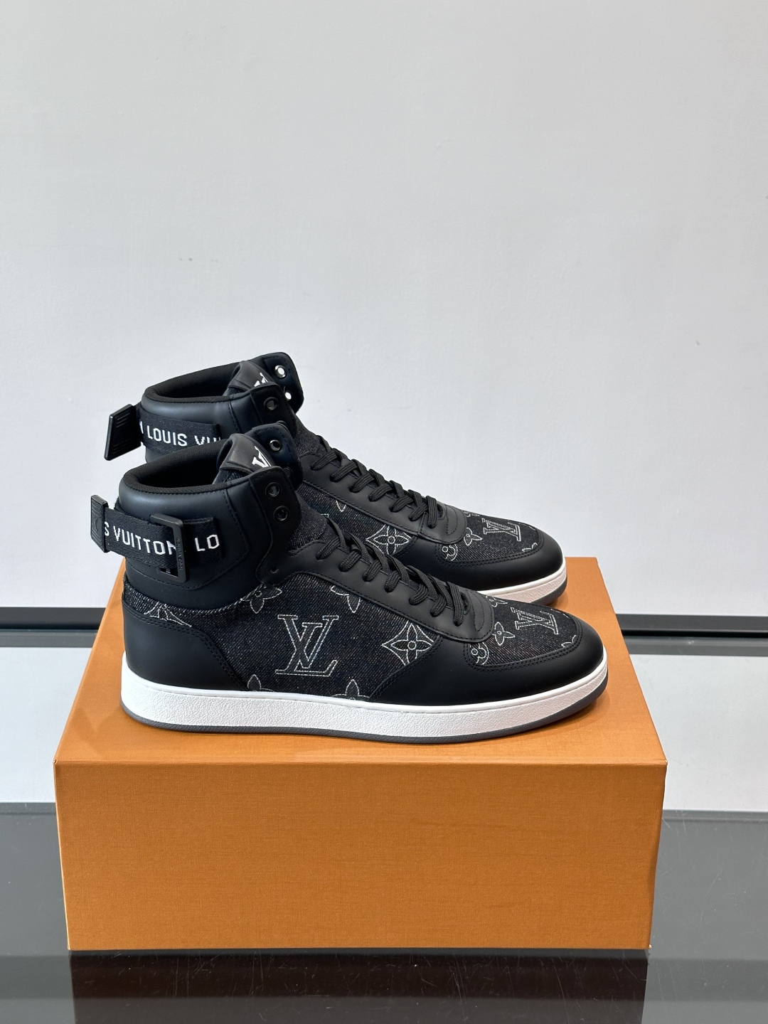 LV Rivoli高帮运动鞋，经典Monogram老花帆布+深蓝丹宁拼接，辨识度超高！鞋舌金色“Loui