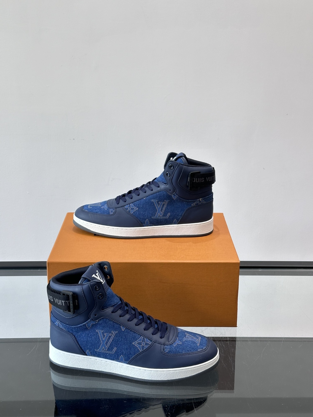 LV Rivoli高帮运动鞋，经典Monogram老花帆布+深蓝丹宁拼接，辨识度超高！鞋舌金色“Loui