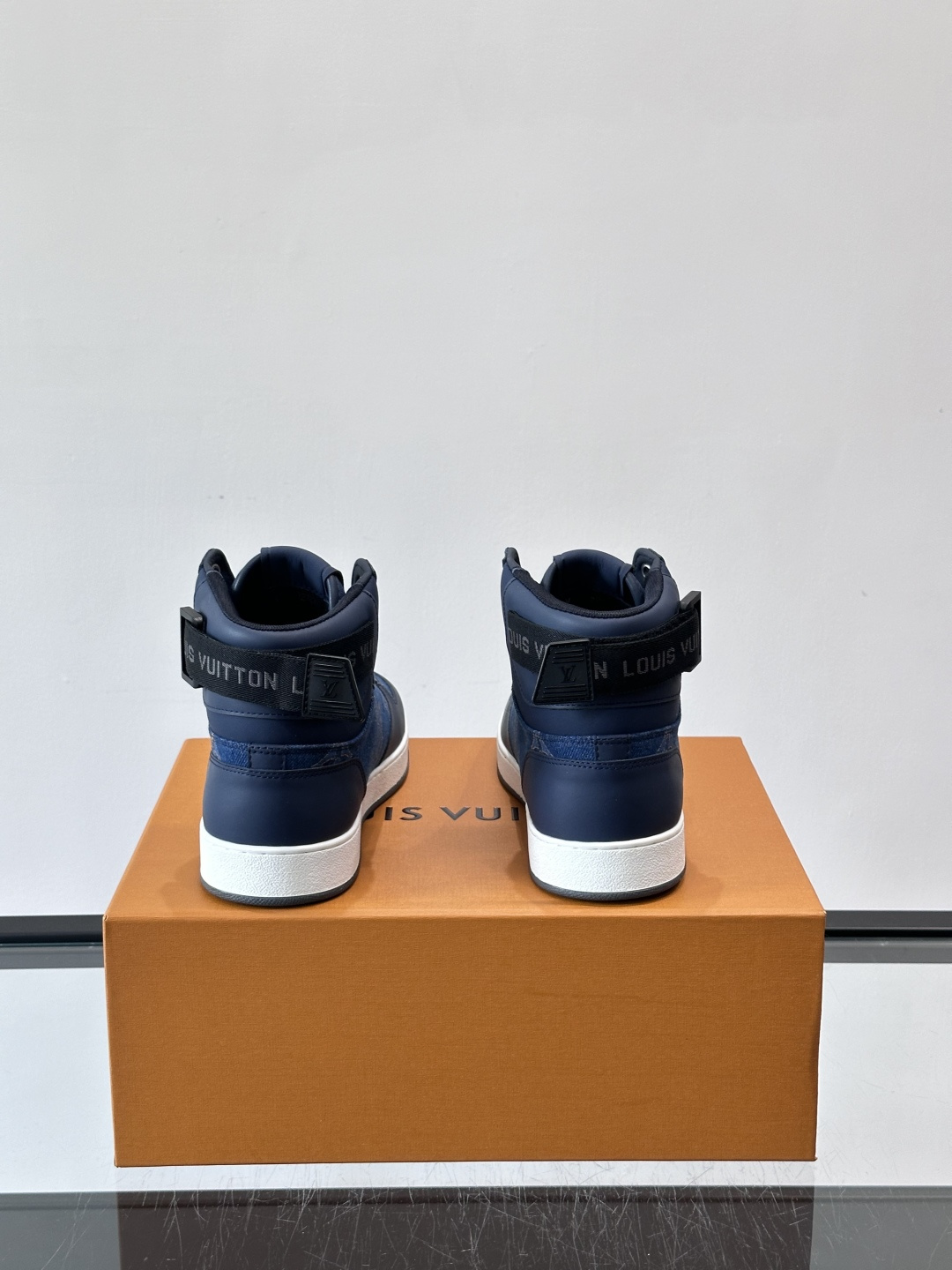 LV Rivoli高帮运动鞋，经典Monogram老花帆布+深蓝丹宁拼接，辨识度超高！鞋舌金色“Loui