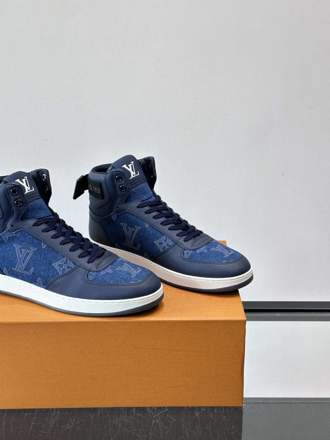 LV Rivoli高帮运动鞋，经典Monogram老花帆布+深蓝丹宁拼接，辨识度超高！鞋舌金色“Loui