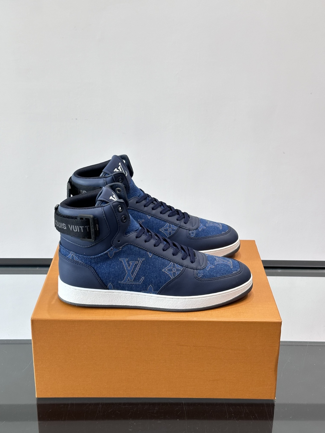 NO:589511,LV Rivoli high-top sneakers, classic Monogram presbyopic canvas + dark blue denim stitching, highly recognizable!  The tongue has a golden 'Louis Vuitton' nylon buckle, and the upper or heel can be adjusted, making it super flexible to wear. The rubber sole has strong grip, is comfortable and fashionable, and can be easily managed in daily casual or street style. Sizes 38-44, high-end quality, worn by celebrity bloggers, a must-have fashion item!  ,size48-44,,louis vuitton,louis vuitton,sneakers19860909LV Rivoli高帮运动鞋,经典Monogram老花帆布+深蓝丹宁拼接,辨识度超高！鞋舌金色“Louis Vuitton”字样尼龙搭扣,可调节鞋面或后跟,穿搭超灵活 .橡胶鞋底抓地力强,舒适又时髦,日常休闲或街头风都能轻松驾驭.尺码38-44,高端品质,明星博主都在穿,潮流必备单品！ ,size48-44,,louis vuitton,louis vuitton,sneakers,Men's shoes