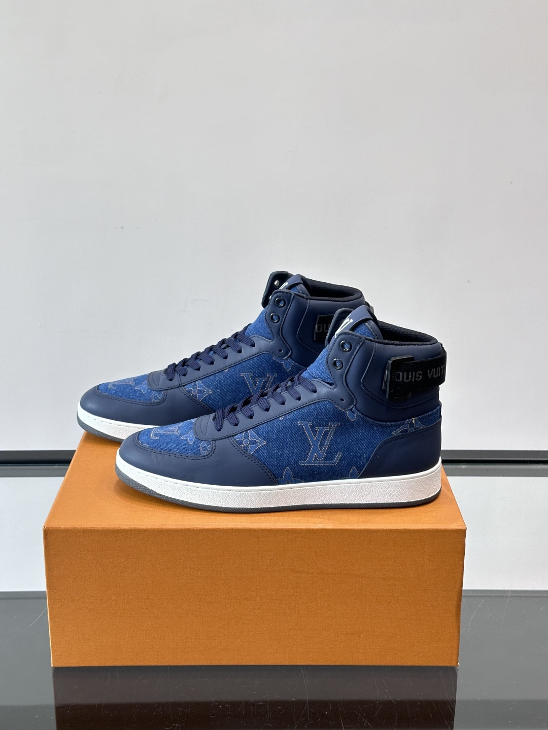 LV Rivoli高帮运动鞋，经典Monogram老花帆布+深蓝丹宁拼接，辨识度超高！鞋舌金色“Loui