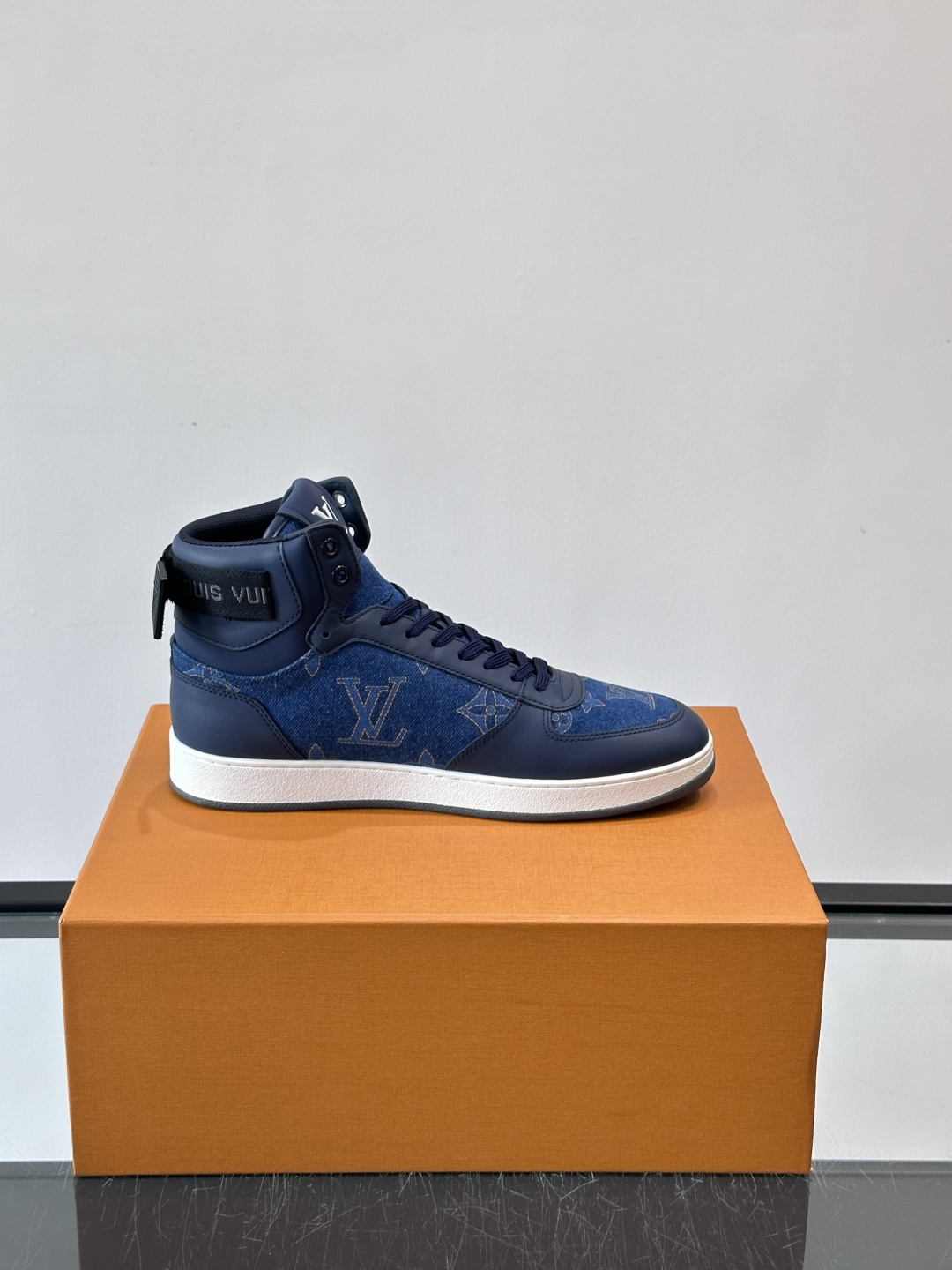 LV Rivoli高帮运动鞋，经典Monogram老花帆布+深蓝丹宁拼接，辨识度超高！鞋舌金色“Loui