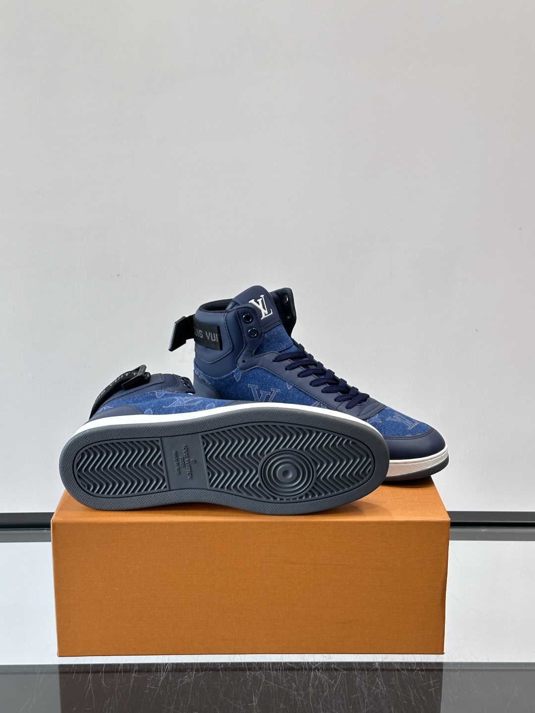 LV Rivoli高帮运动鞋，经典Monogram老花帆布+深蓝丹宁拼接，辨识度超高！鞋舌金色“Loui