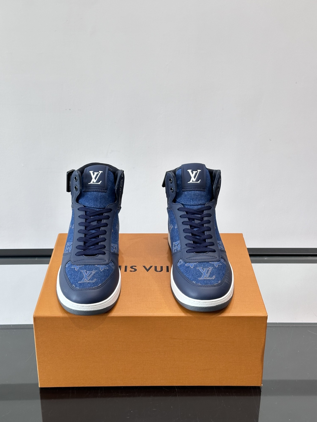 LV Rivoli高帮运动鞋，经典Monogram老花帆布+深蓝丹宁拼接，辨识度超高！鞋舌金色“Loui