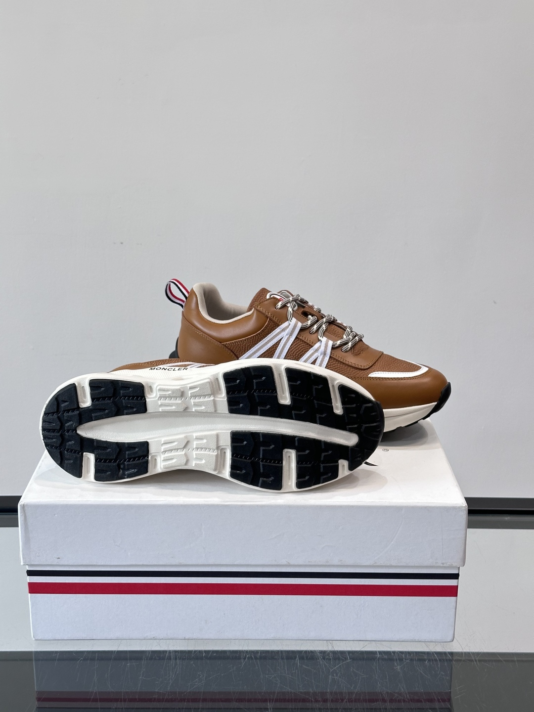 Moncler男士休闲运动鞋，采用优质皮革＋装饰织物拼接，搭配白色线条，简约又有运动感。橡胶鞋底抓地力强