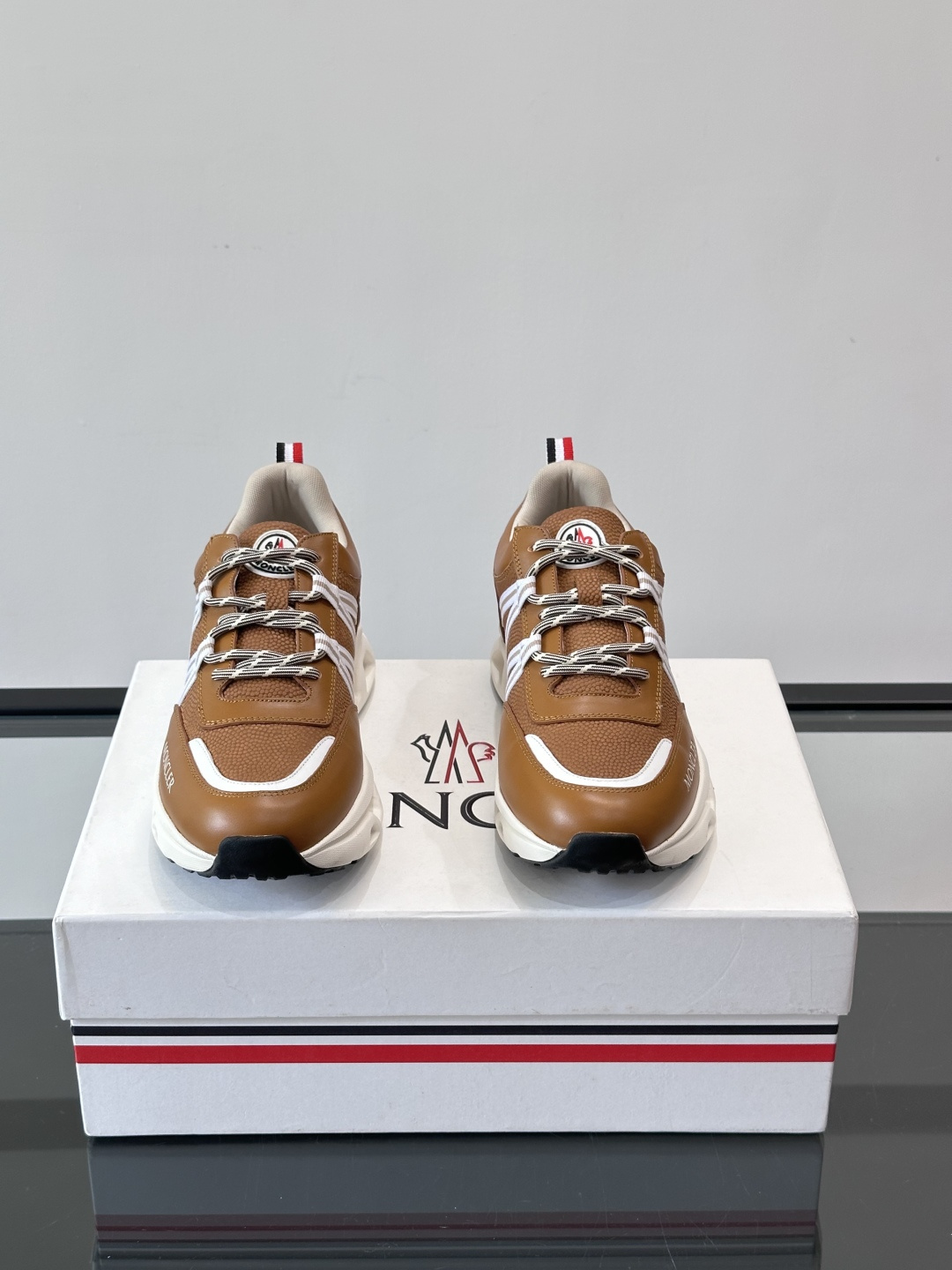 Moncler男士休闲运动鞋，采用优质皮革＋装饰织物拼接，搭配白色线条，简约又有运动感。橡胶鞋底抓地力强